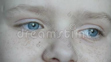 一对金发少年的蓝眼睛，脸上长着红雀斑，长长的白睫毛闭上视线